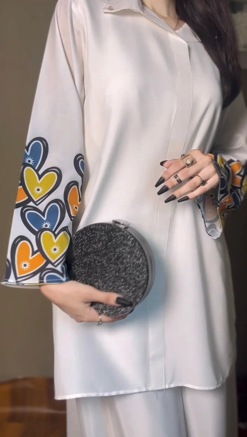 طقم منسق مزين بقلب الزهور